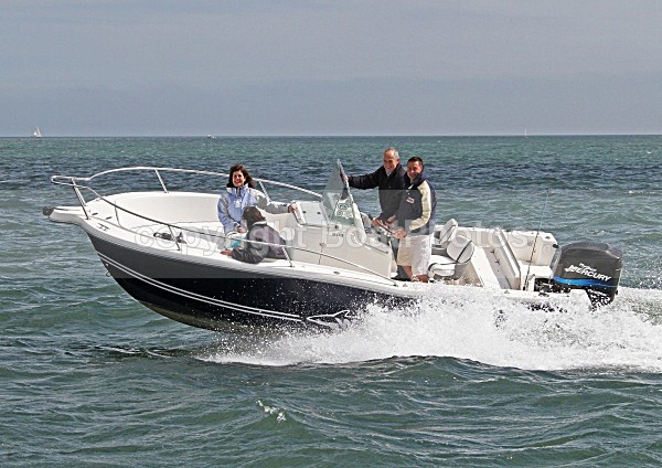 100425 WHITE SHARK IMG_5062jpg - Motorboats - Open