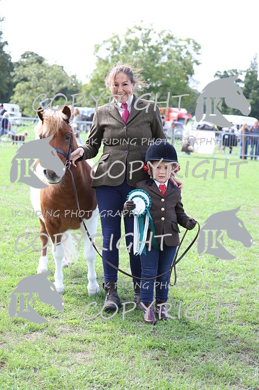 APP_2984 - Class 10a/b M&M in hand