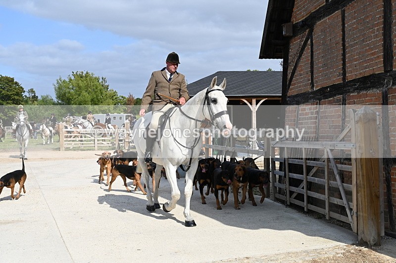 WJ6_3145 - Berks & Bucks - The Old farmhouse - Hound Exercise 20-08-25
