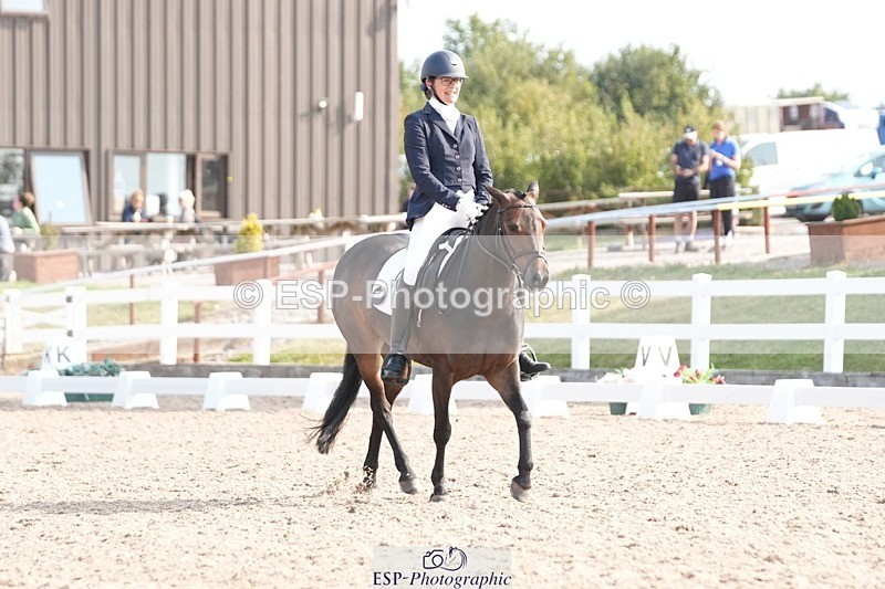 250817-095008-07251 - 090-Sarah.GoddardSaris.Fingers.Crossed