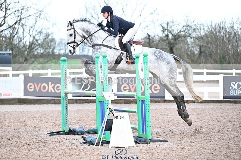 251206-121007-00900 - Cls 12 Snr Newcomers and 1.10m