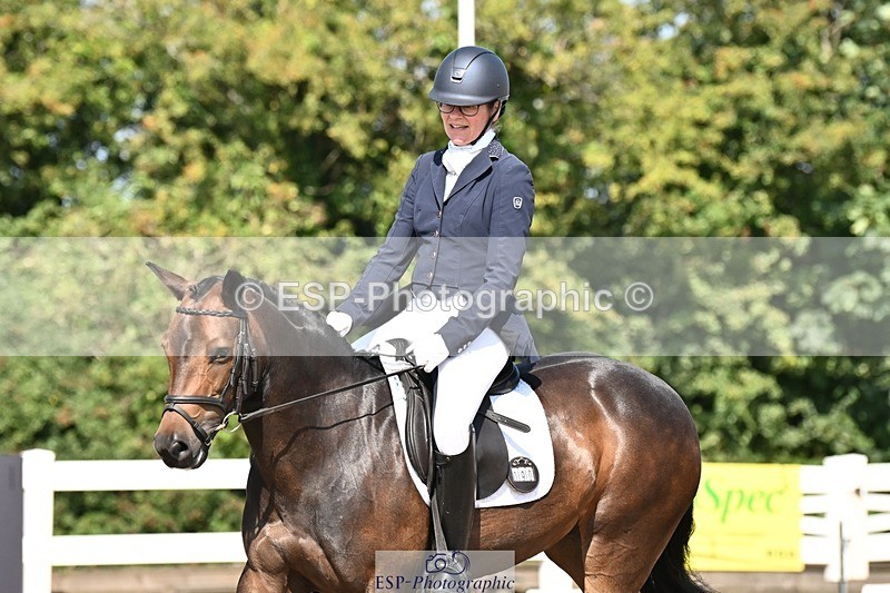 250816-110018-03264 - 090-Sarah.GoddardSaris.Fingers.Crossed