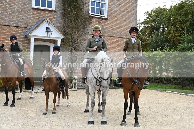 WJ6_3685 - Berks & Bucks - The Old farmhouse - Hound Exercise 20-08-25