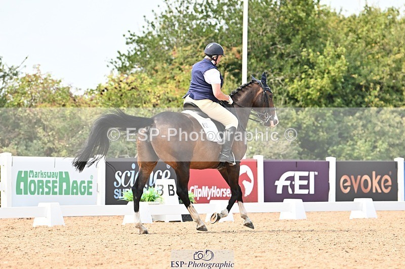 250816-150446-05755 - 031-Nicola.SealRebel.Heart