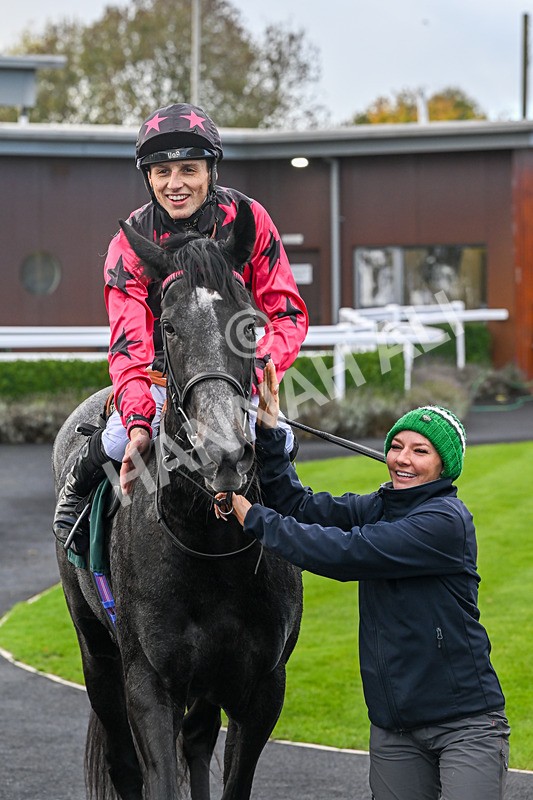 281025-Race 1-Control Room-0670 - Race 1