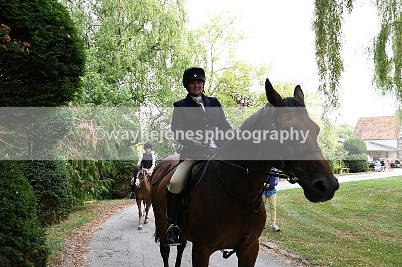 WJ6_4068 - Berks & Bucks - The Old farmhouse - Hound Exercise 20-08-25