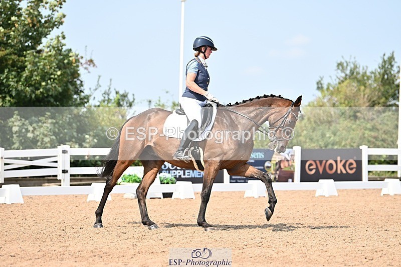 250816-131618-04638 - 092-Nikki.HandHigher.Ground