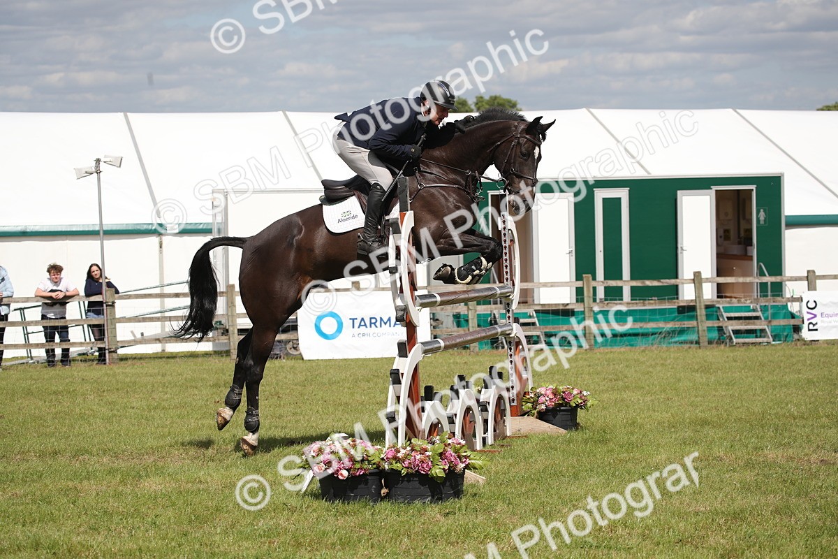 SBM_17524 - Class 208 - Senior Foxhunter 1.20m Open