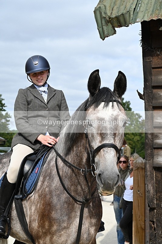 WJ6_3351 - Berks & Bucks - The Old farmhouse - Hound Exercise 20-08-25