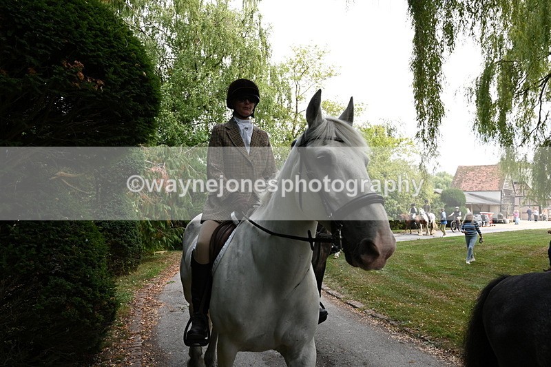 WJ6_4026 - Berks & Bucks - The Old farmhouse - Hound Exercise 20-08-25