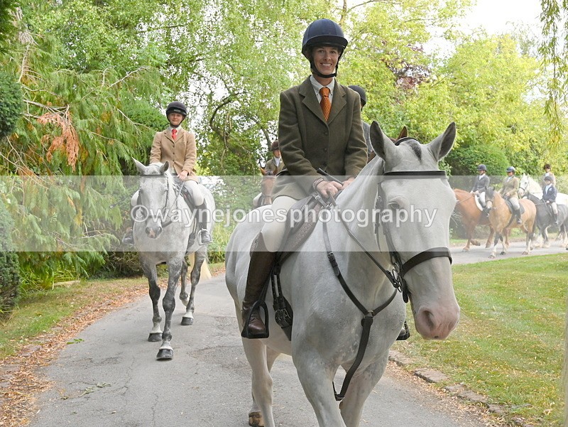WJ6_3990 - Berks & Bucks - The Old farmhouse - Hound Exercise 20-08-25