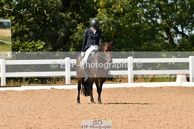 250817-132554-09946 - 090-Sarah.GoddardSaris.Fingers.Crossed