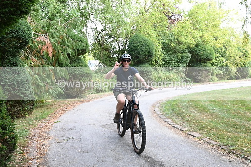 WJ6_4090 - Berks & Bucks - The Old farmhouse - Hound Exercise 20-08-25