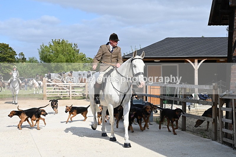 WJ6_3138 - Berks & Bucks - The Old farmhouse - Hound Exercise 20-08-25