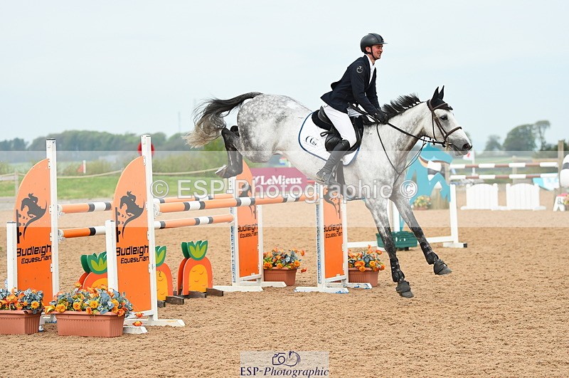 230504A-102032-00587 - Cls 8 Snr Foxhunter