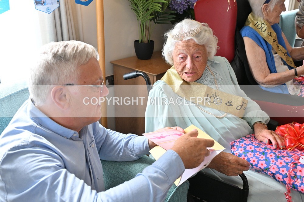 AM3_1410 - Iris and Betty.