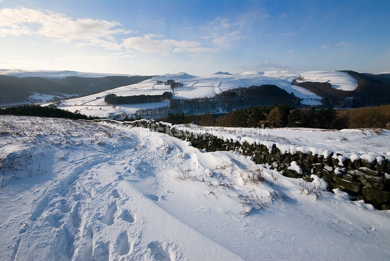 Deep snow in the Derwent Valley and Ladybower Reservoir | Peak District Gallery