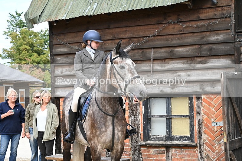 WJ6_3846 - Berks & Bucks - The Old farmhouse - Hound Exercise 20-08-25