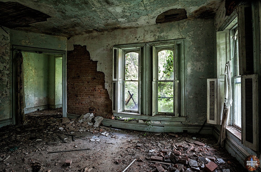Abandoned Pennsylvania House | Green Room Riddle - Abandoned Houses and Homes