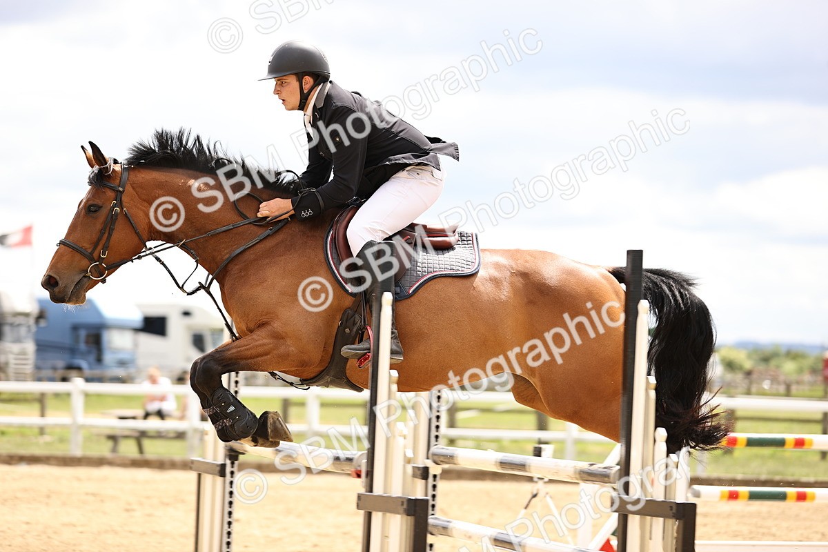 SBM_003140 - Class 11 - Senior Newcomers - 1.10m