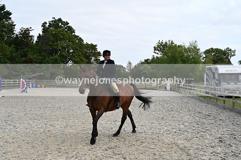 WJ6_3031 - Berks & Bucks - The Old farmhouse - Hound Exercise 20-08-25