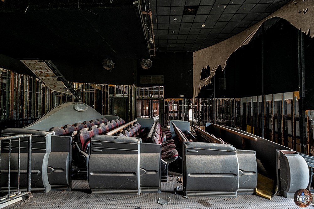 Abandoned Six Flags (New Orleans, LA) | Spongebob Ride Interior - Six Flags New Orleans