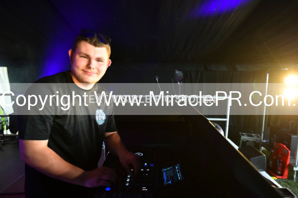 SH4_9935 - Tj the DJ