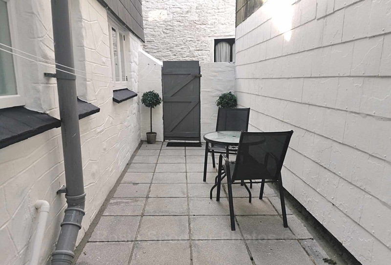 Winter view of the courtyard - ROSIE'S HOLIDAY LET DOLPHINS