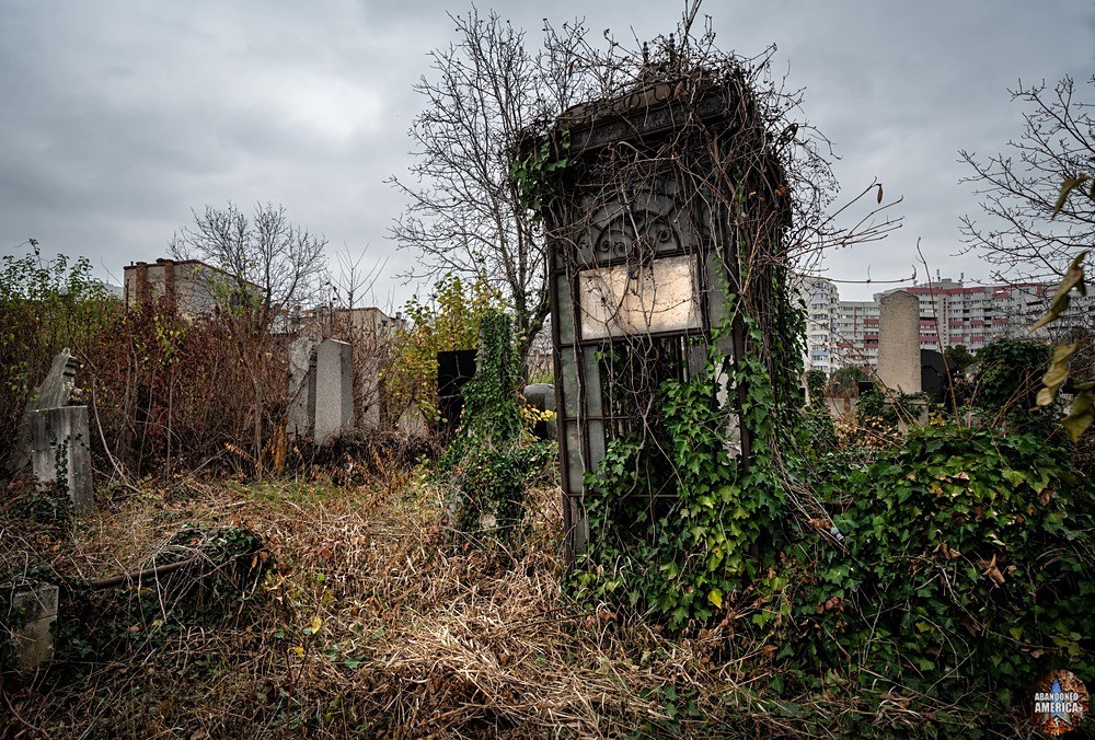 Abandoned Jewish Cemetery Memorial - Abandoned Miscellania In Romania