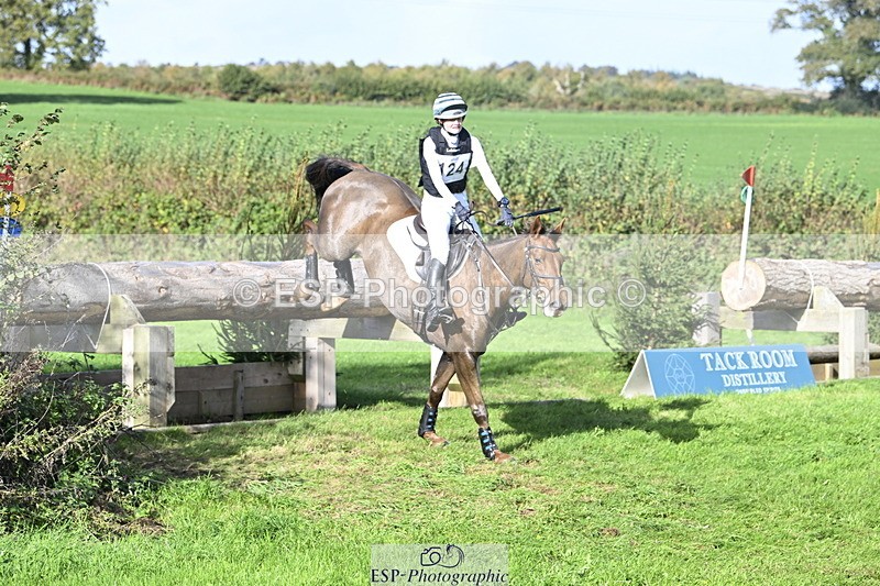 251024A-121729-08945 - B-124-Sophie.Lamb