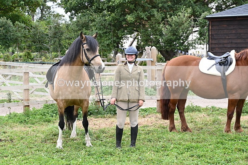 WJ6_2876 - Berks & Bucks - The Old farmhouse - Hound Exercise 20-08-25