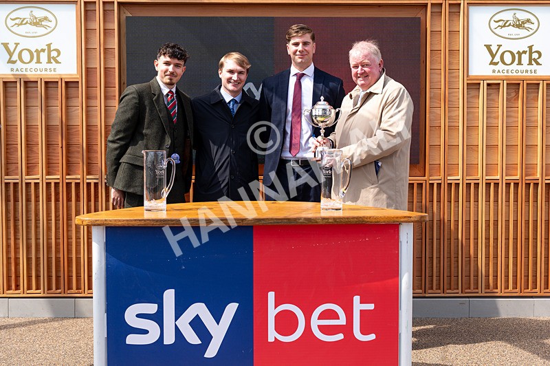130526-Race 2-Klassleader-9845 - Race 2 2.20pm Sky Bet Race To The Ebor Jorvik Handicap