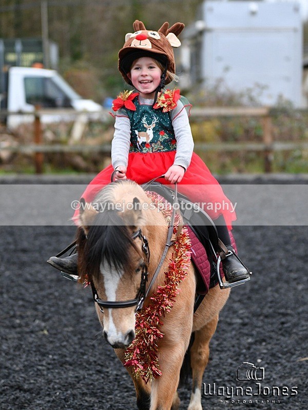 WJ5_3670 - Tanners Christmas Yard Fun 23-12-24