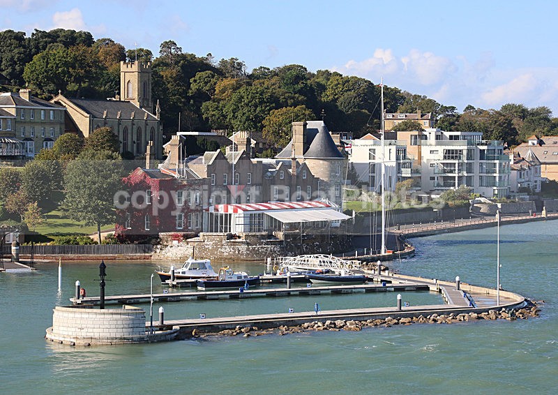 141007 ROYAL YACHT SQUADRON COWES WT7A8003 - Waterside Property