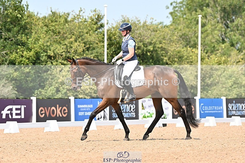 250816-131313-04608 - 092-Nikki.HandHigher.Ground