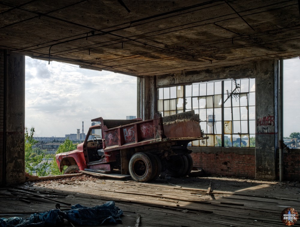 Packard Motor Car Company (Detroit, MI) | Falling Truck - Packard Motor Car Company