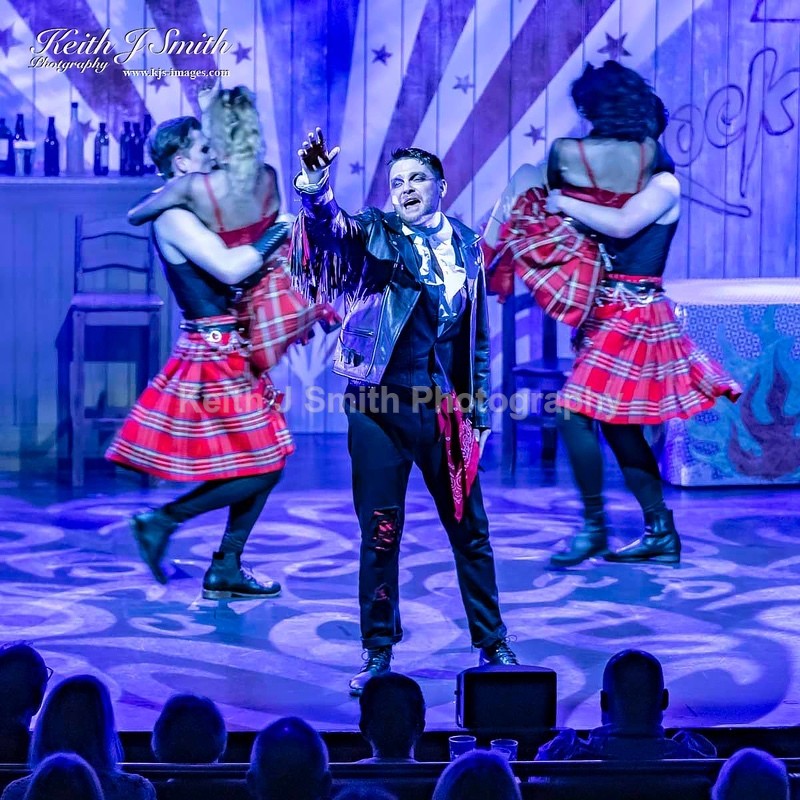 7KJS0071 - Ambition show team