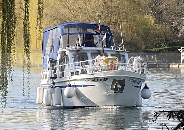 110319 LA DAME IMG_0047 - Flybridge Cruisers