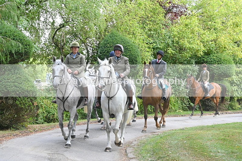 WJ6_3980 - Berks & Bucks - The Old farmhouse - Hound Exercise 20-08-25