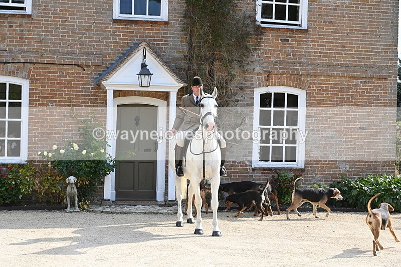 WJ6_3163 - Berks & Bucks - The Old farmhouse - Hound Exercise 20-08-25