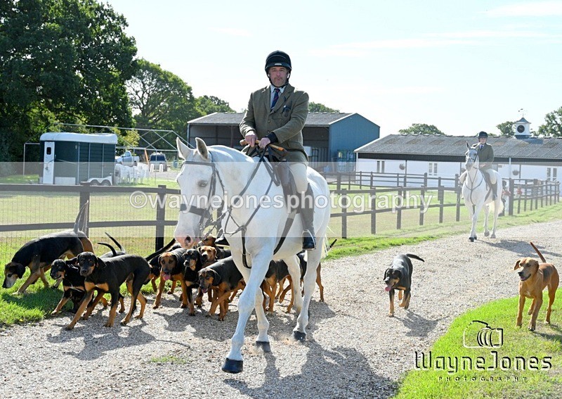 WJ7_0266 - Berks & Bucks - Hound Exercise – Kennels 06-09-26