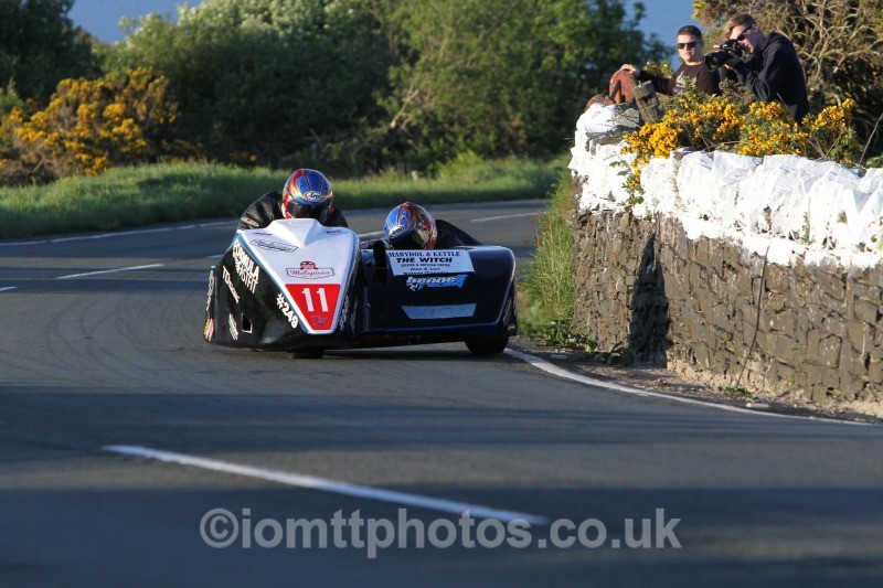Karl Bennett / Lee Cain Kawasaki / T D racing - Monday Practice - Sidecars