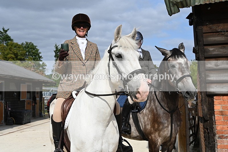 WJ6_3346 - Berks & Bucks - The Old farmhouse - Hound Exercise 20-08-25
