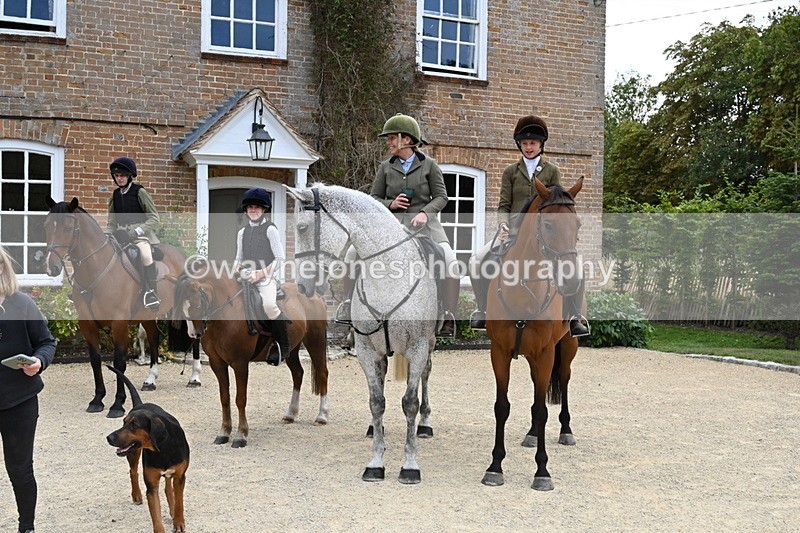 WJ6_3661 - Berks & Bucks - The Old farmhouse - Hound Exercise 20-08-25