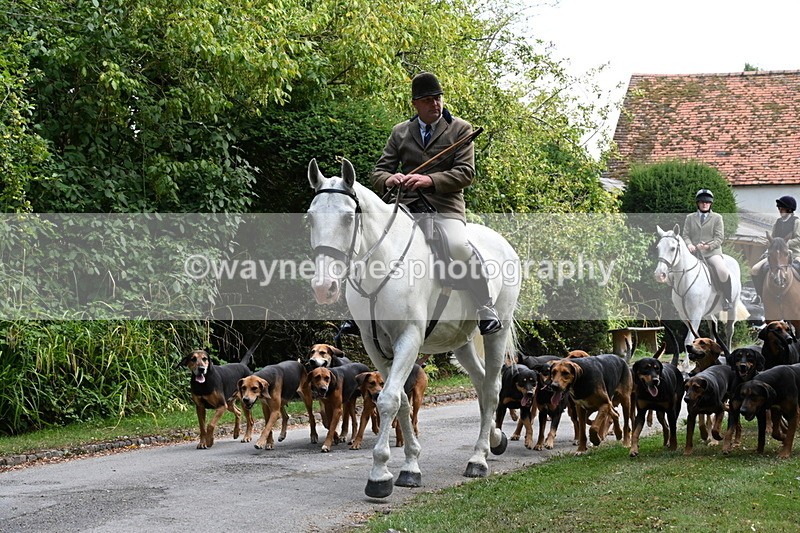 WJ6_3936 - Berks & Bucks - The Old farmhouse - Hound Exercise 20-08-25