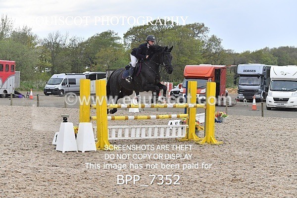 BPP_7352 - CLASS 9 FRI  Senior Newcomers/ 1.10m Open