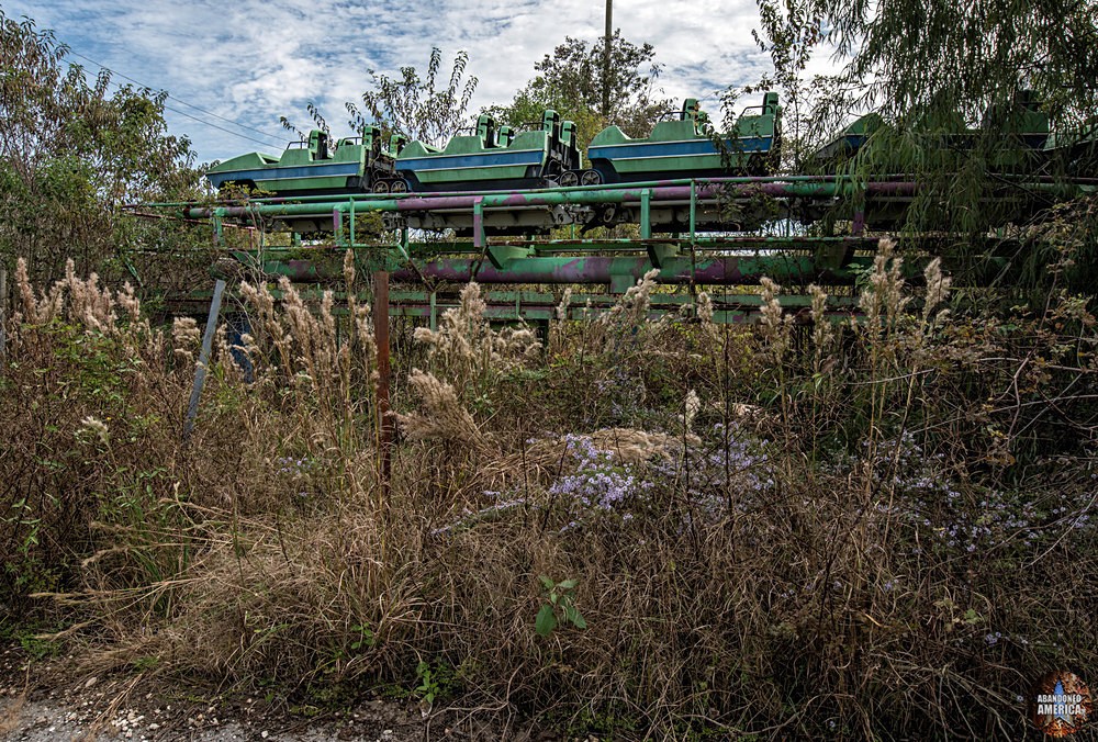 Abandoned Six Flags (New Orleans, LA) | Old Roller Coaster Cars - Six Flags New Orleans