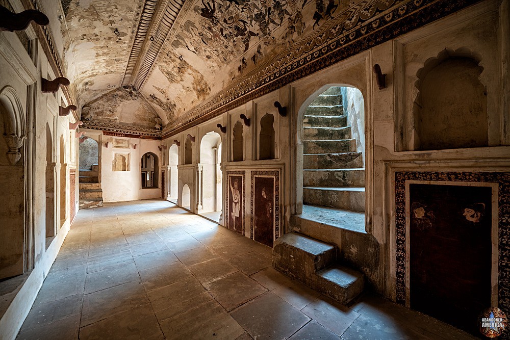 Abandoned Laxminarayan Temple, Orchha India | Hallway View - ABANDONED INDIA
