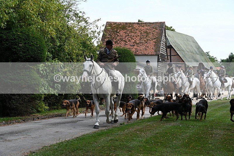 WJ6_3917 - Berks & Bucks - The Old farmhouse - Hound Exercise 20-08-25