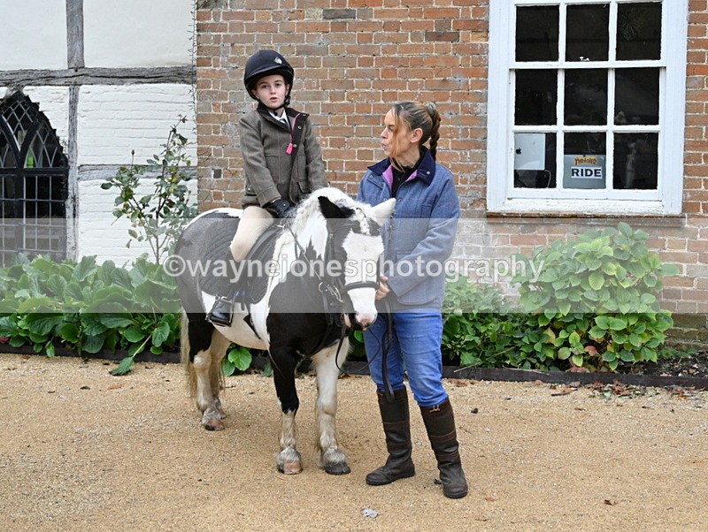 WJ7_6028 - Berks & Bucks - Children's Meet - The Old Farmhouse – Steventon.